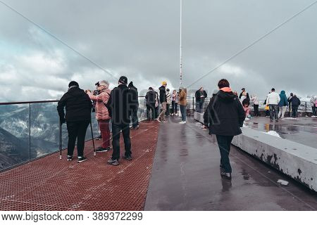 Editorial 09.07.2019 Dalsnibba Norway, Tourists At The Top Of Dalsnibba Looking Down From The Observ