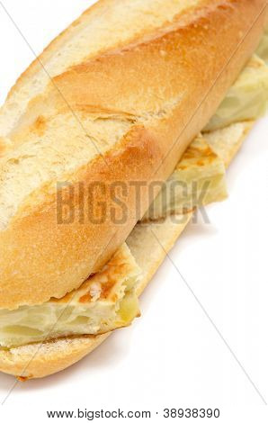 hiszpańska tortilla de patatas kanapka na białym tle