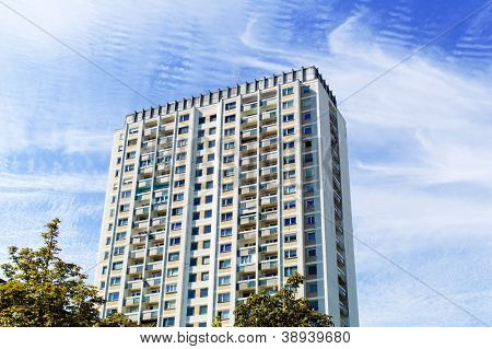 un edificio de apartamentos de gran alto mayor. vivir en rascacielos