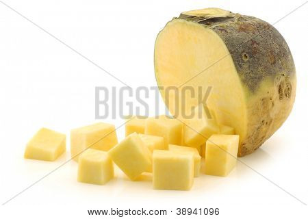 dolce rapa (brassica rapa rapa) e alcuni tagliare blocchi su sfondo bianco