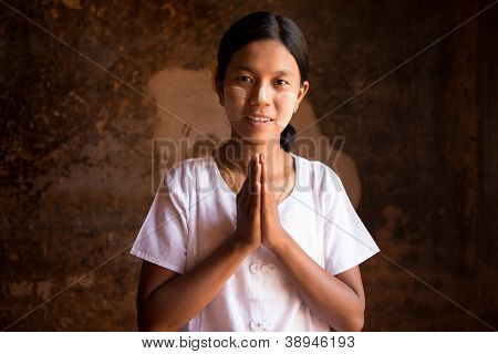 Myanmar kvinde i en traditionel imødekommende gestus
