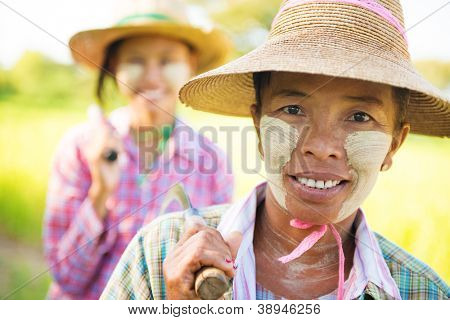 Ritratto di un agricoltore di Myanmar due con thanaka in polvere viso che lavora nel campo