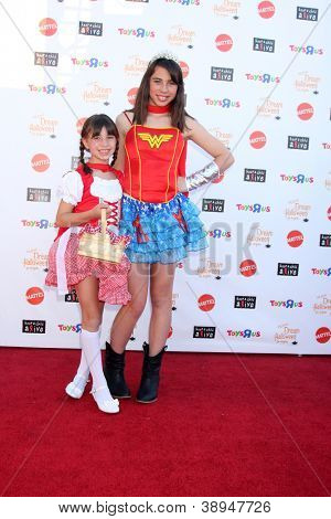 LOS ANGELES - 27 października: Savannah Paige Rae, Emily Rae przybywa 