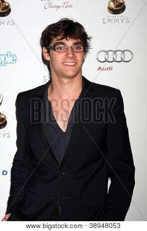 LOS ANGELES - SEP 21: RJ Mitte anländer till Primetime Emmy Awards artister nominerade receptionen på Spect