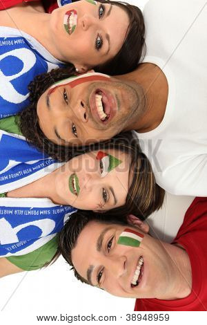 Un gruppo di persone sostenendo la squadra italiana di calcio