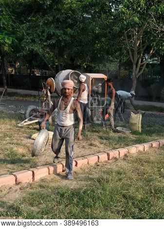 Utter Pardesh , India - Construction Workers Doing Work , A Picture Of Construction Workers Doing Wo