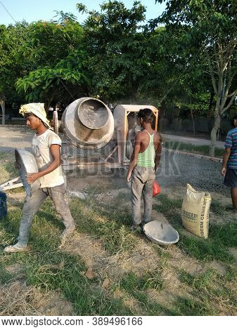 Utter Pardesh , India - Construction Workers Doing Work , A Picture Of Construction Workers Doing Wo