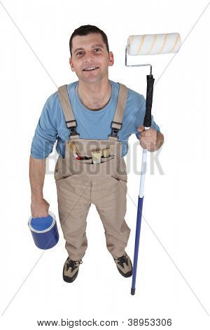 Decorador segurando o pote e rolo de pintura
