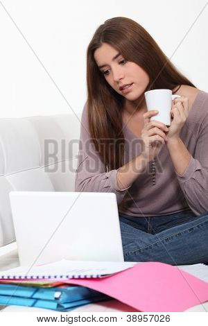 年轻女子检查她的电子邮件