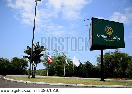 Mata De Sao Joao, Bahia / Brazil - September 30, 2020: Acceptance Roundabout At The Hotel Complex In