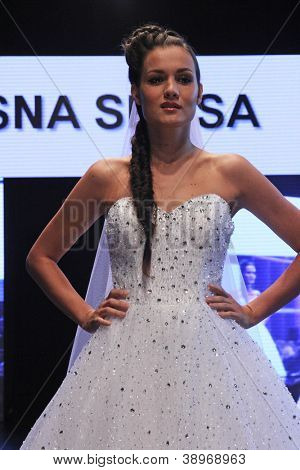Záhřeb, Chorvatsko - 27. října: Fashion model nosí svatební šaty vyrobené od Vesna Sposa na ' svatební dny