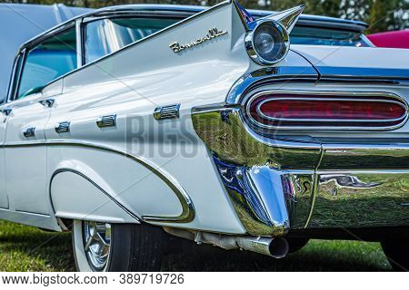 Waynesville, Ga - October 7, 2017: 1959 Pontiac Bonneville Vista At A Local Car Show.