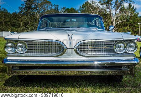 Waynesville, Ga - October 7, 2017: 1959 Pontiac Bonneville Vista At A Local Car Show.