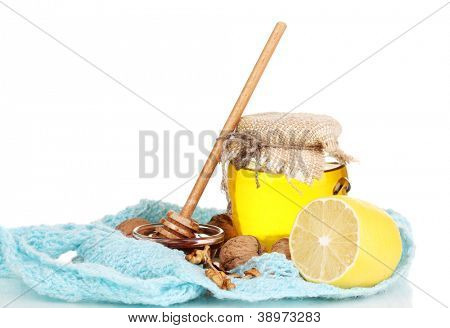 Gesunde Zutaten für die Stärkung der Immunität auf warmen Schal, isolated on white