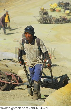 Banyuwangi, Indonesia - October 21,  2018 : The Sulphur Miner Work At The Top Of Mount Ijen Banyuwan