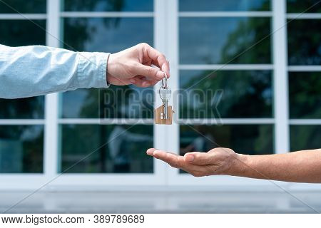 Home Buyers Are Taking Home Keys From Sellers. Sell Your House, Rent House And Buy Ideas.
