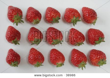 Erdbeeren aufgereiht