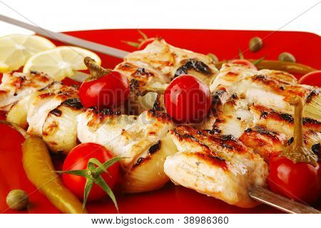 frisk grillet svinekød shish kebab på røde fad