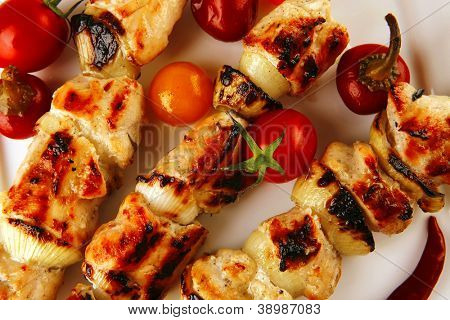frisk grillet kylling shish kebab på hvidt fad