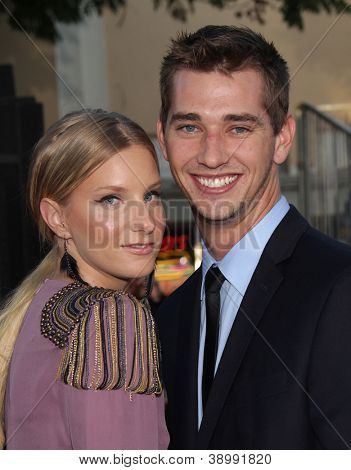 LOS ANGELES - AUG 06: HEATHER MORRIS & TAYLOR HUBBELL ankommer til 