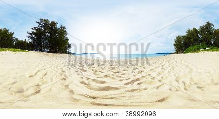 Panorama di 3600 gradi sferici, di una spiaggia tropicale con alberi verdi e sabbia bianchi sulla costa. B