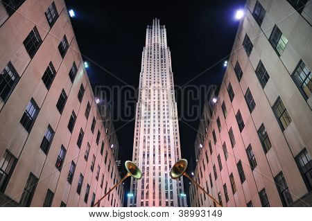 NEW YORK CITY, NY, USA - 30 grudnia: Rockefeller Center w nocy 30 grudnia 2011 roku, New York City. To