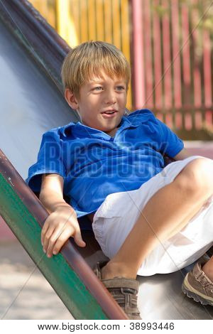 Ung pojke på en bild i parken