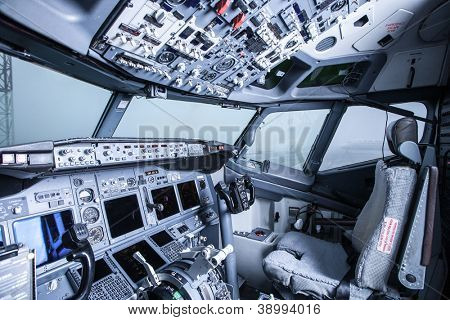Pohled z kokpitu uvnitř letadlo Boeing interiér