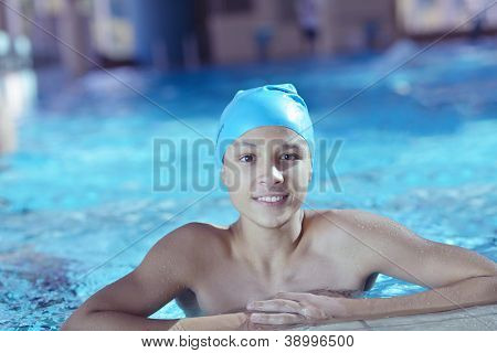 felice chid divertirsi in piscina