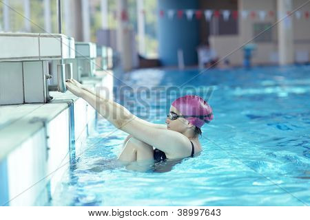 felice chid divertirsi in piscina