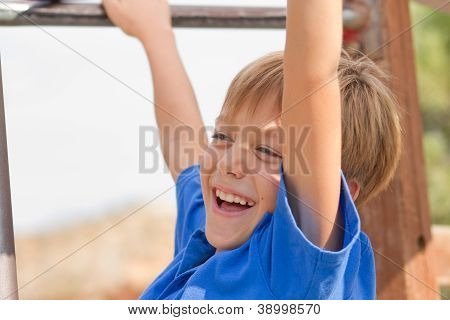 Skrattande ung pojke på lekplatsen