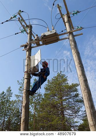 Electrician To Service The Control Of Reclosers On Voltage Poles