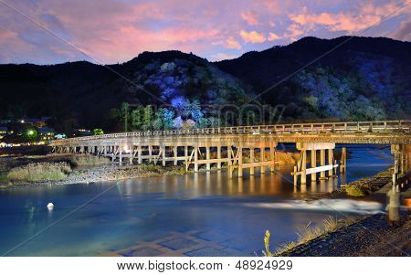 Katsura-folyó és a Togetsukyo híd Arashiyama, Kyoto, Japán.