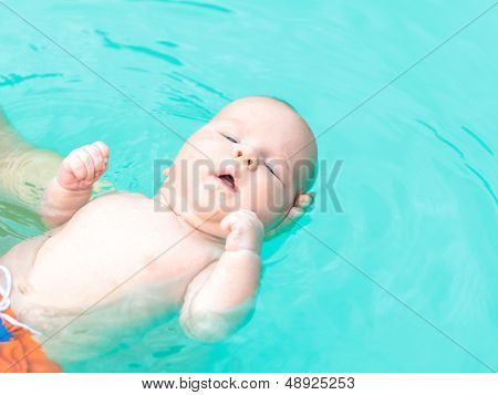 Adorable bébé dans la piscine