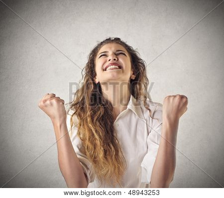 se alegra garota feliz