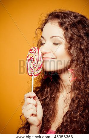 glückliche junge Frau mit Lutscher