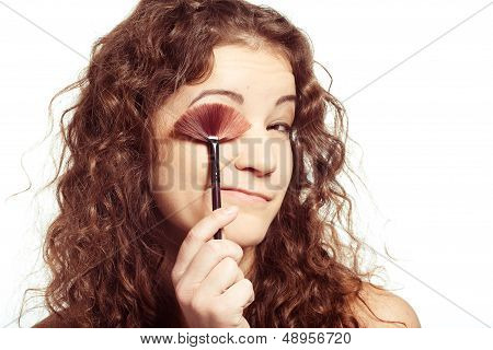 Frau macht make-up