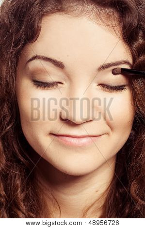 Frau macht make-up
