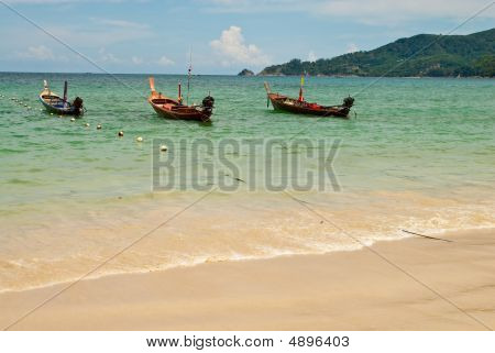 Három, fából készült csónakok a strandon