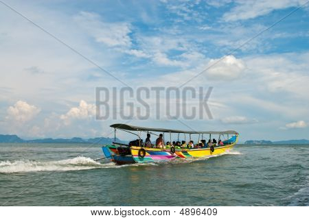 Hagyományos Thai turisztikai fából készült hajó üzembe ki a tengerre