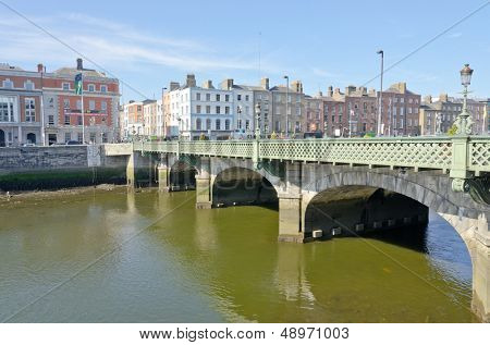 DUBLIN, Irsko - 7. června: Grattan most a řeku Liffey Dublin, Irsko na 7 červnu 2013