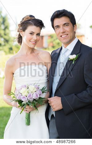 Retrato de jóvenes hermosas feliz casado par Otdoor