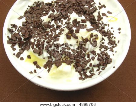 Pezzi di ananas In Yogurt ed e una ciotola bianca della porcellana