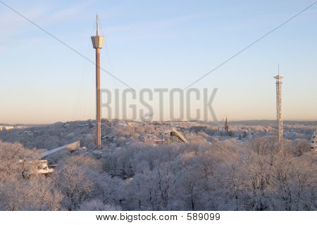 Zonsopgang met sneeuw en gebouwen