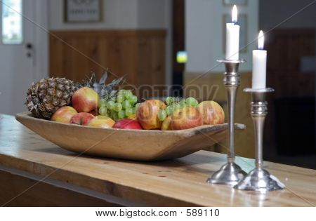 Kerzen und Früchte