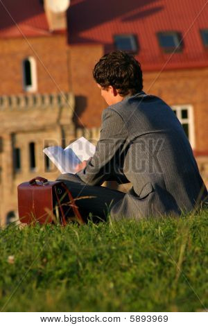 Lettura sull'erba.