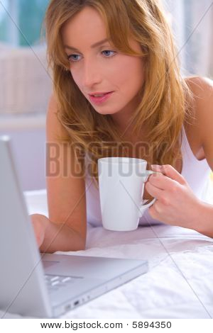Frau mit laptop