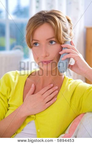 Frau an einem Telefon
