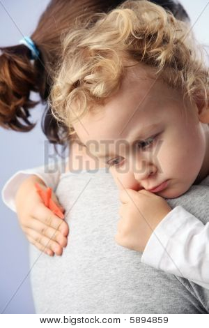 Kid auf Mütter Hände.