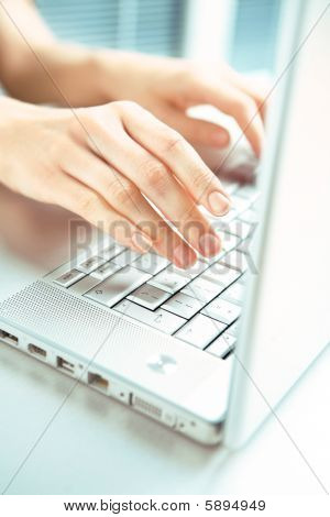 Mano e computer.